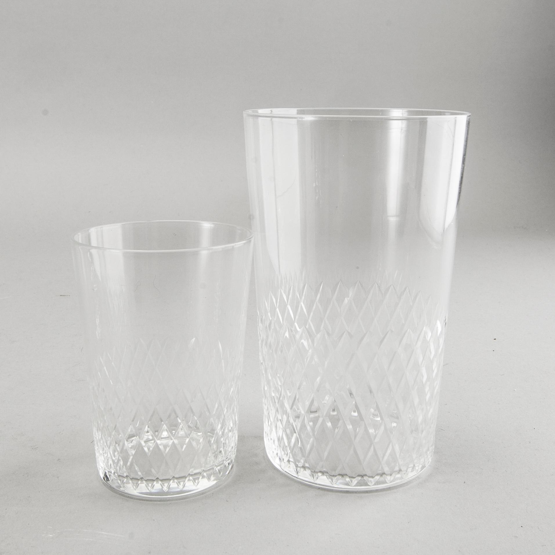 Vicke Lindstrand, a 45 pcs Diamant glass dinner sevice from Kosta later part of the 20th century.
