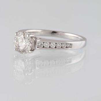 RING, 18K vitguld med briljantslipad diamant 1.01 ct samt 12 briljantslipade diamanter 0.20 ct. Vikt 3,6 gram.