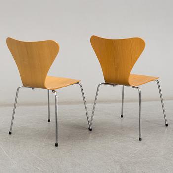 ARNE JACOBSEN, a pair of 'Series 7' chairs from Fritz Hansen, Denmark 1999.