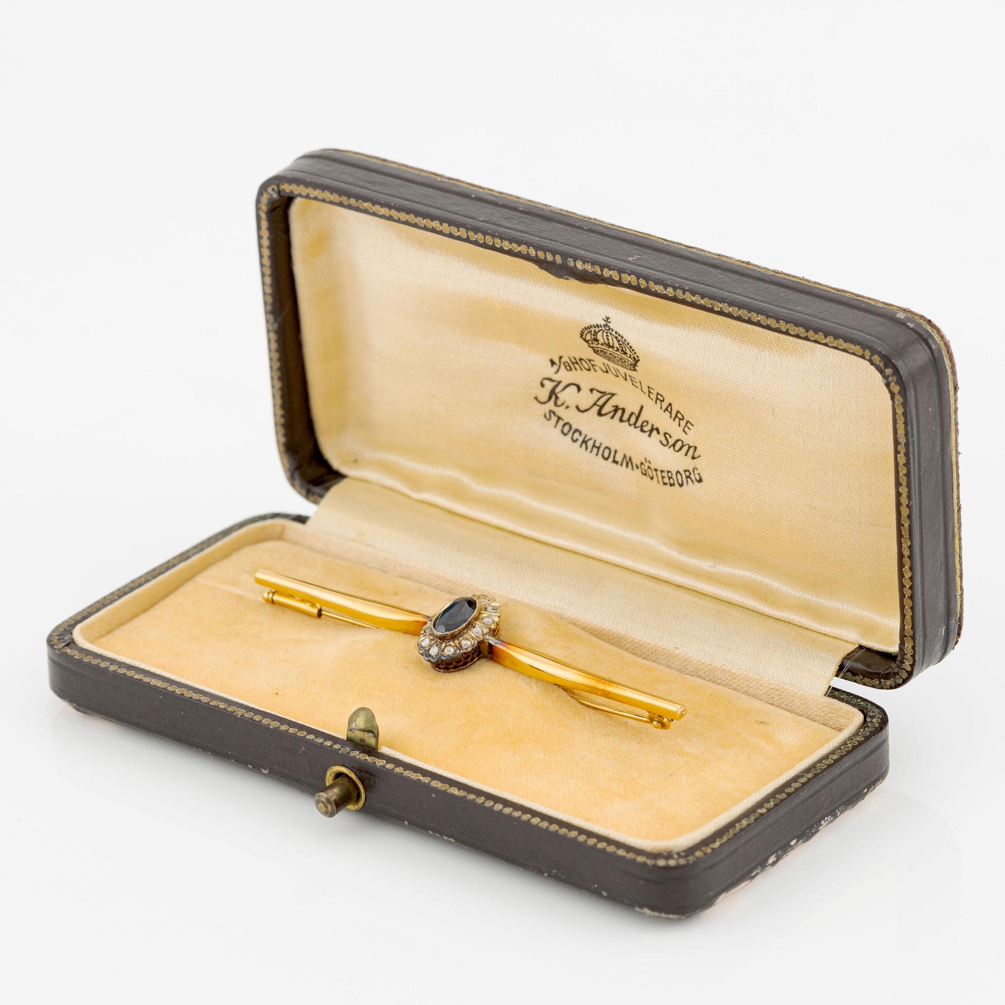 Brooch, 18K gold, with sapphire and rose-cut diamonds.