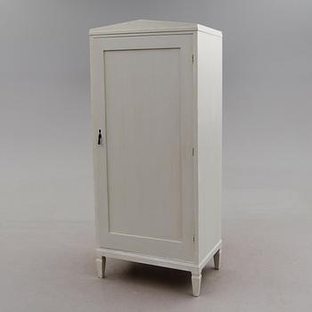 KLÄDSKÅP, 1900-talets första hälft.