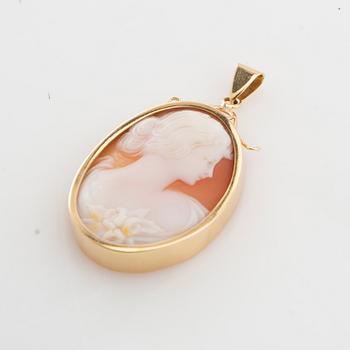 Hängen 2 st av skurna snäckskalskaméer infattade i 18K guld.