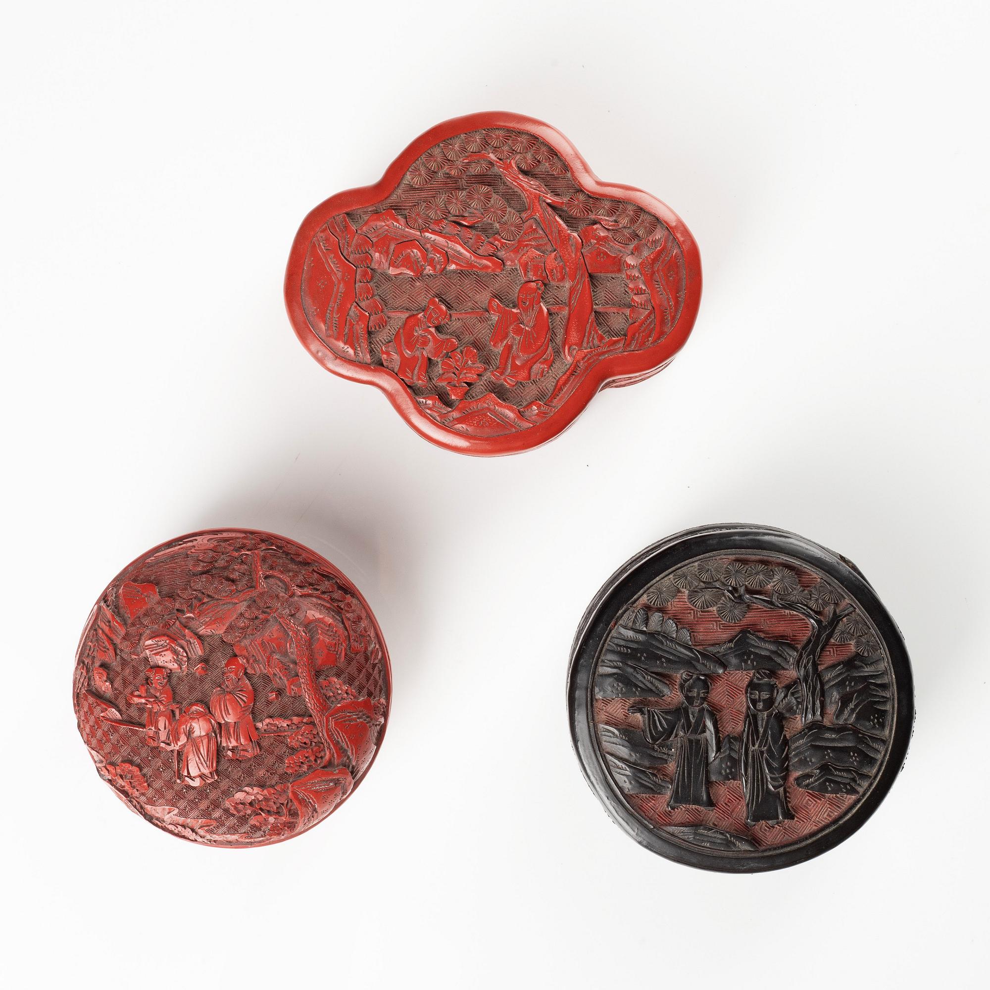 Ask med lock, tre stycken, lack. Sen Qingdynasti.