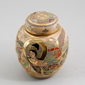 BOJAN, porslin, Satsuma, Japan, 1900-talets första hälft.