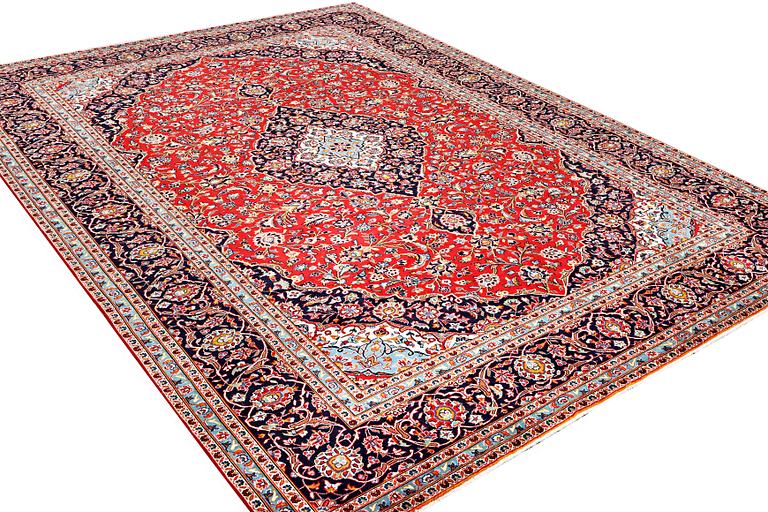 A Kashan carpet, c. 401 x 292 cm.