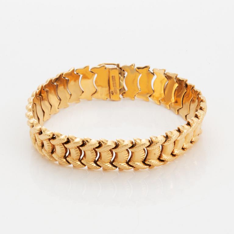 18K gold bracelet.