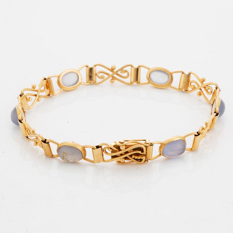 18K gold and cabochon-cut moonstone bracelet.