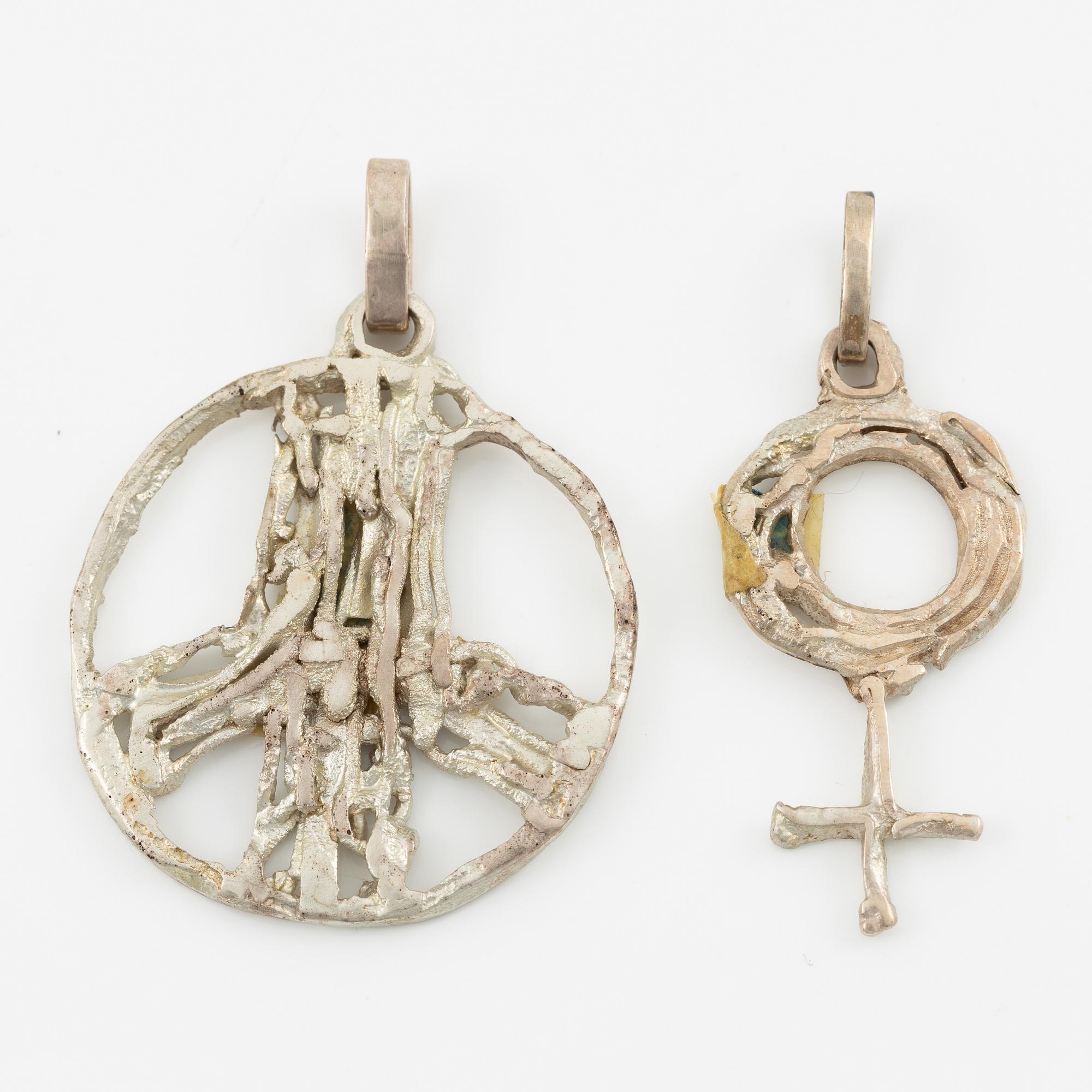 Lars Arby, ett armband och sex hängen samt en halsring, silver, med emalj.