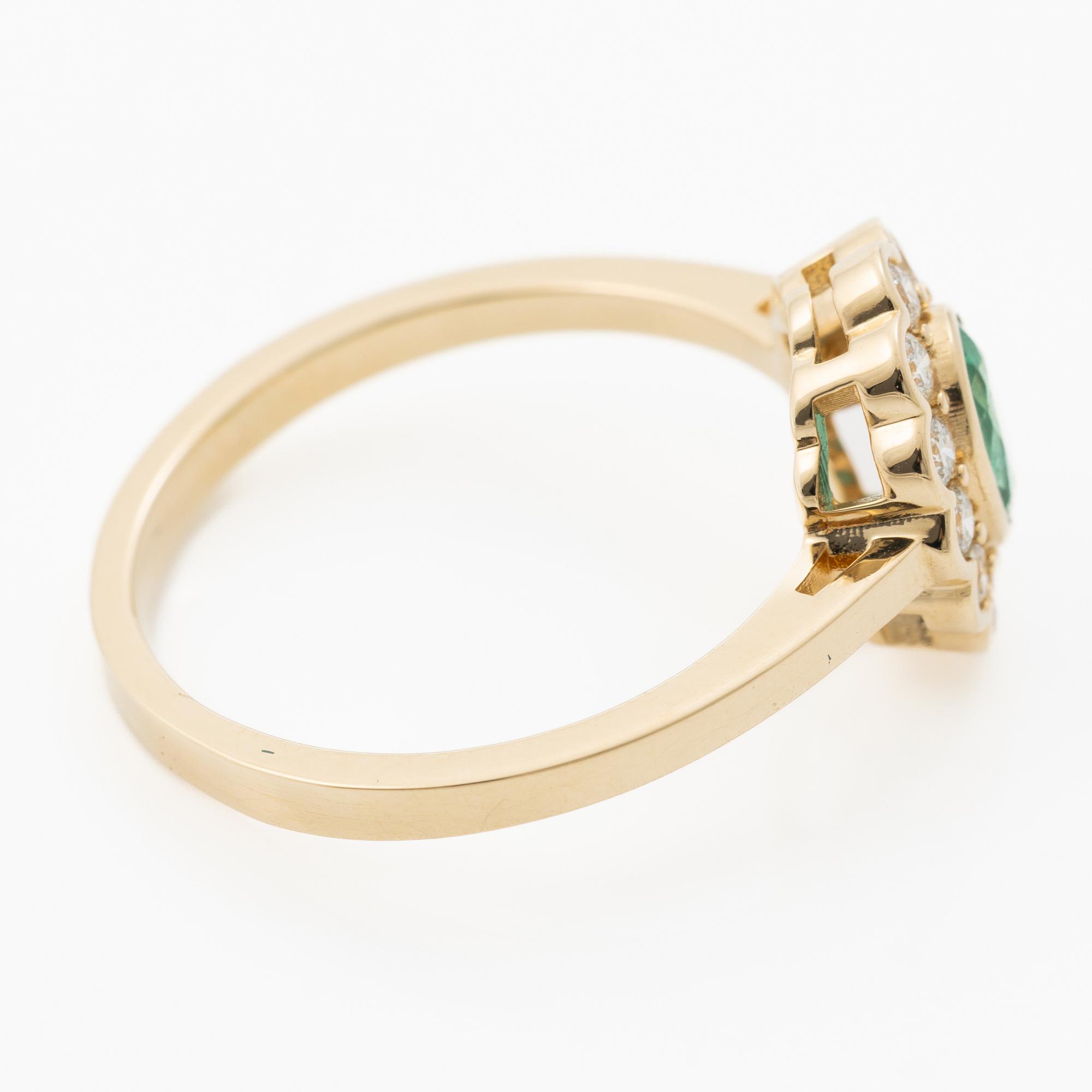 Carmósé ring, 14K gold with emerald and brilliant-cut diamonds.