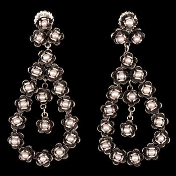 ÖRHÄNGEN, ett par, silver och sötvattenspärlor, Yvone Christa, New York 2011/12.