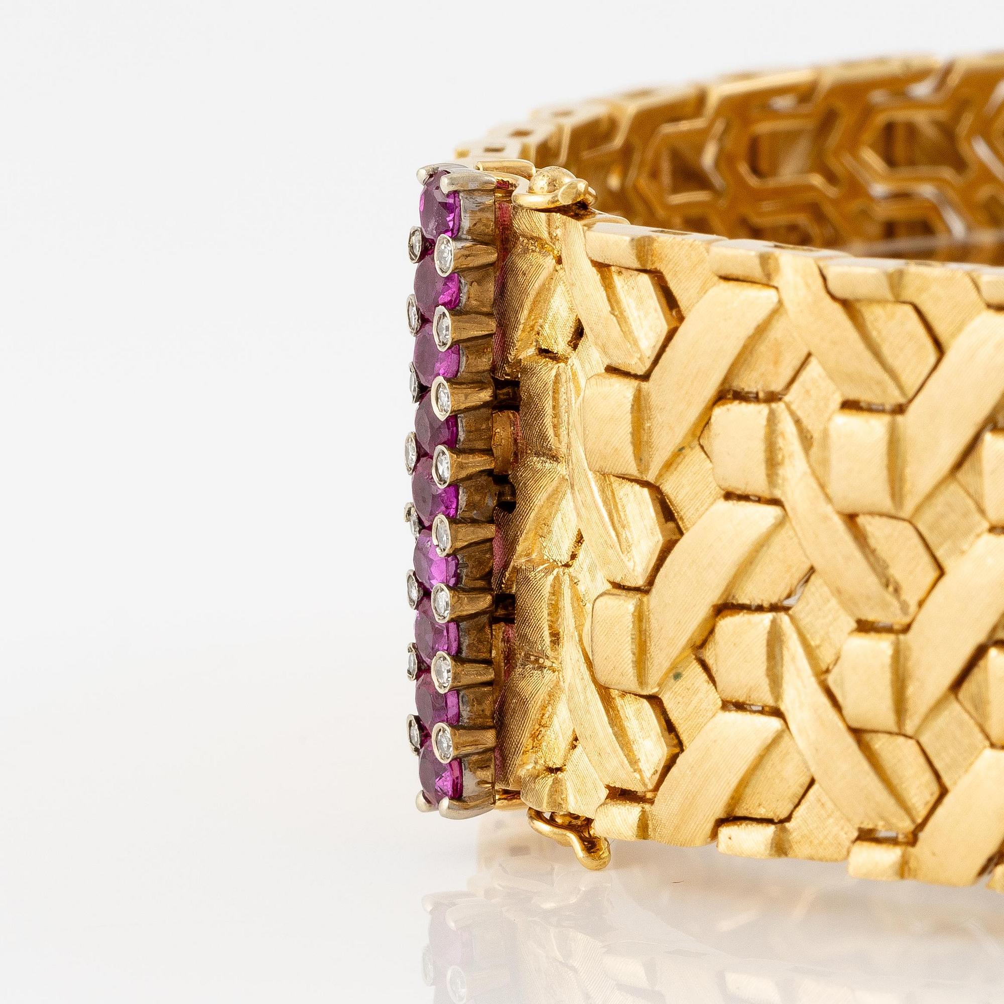 A bracelet in 18K gold with eight-cut diamonds and pink stones.