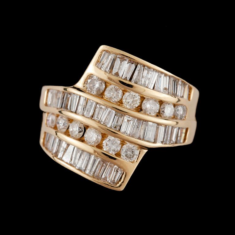 RING, 14k guld med briljant- och baguettslipade diamanter tot ca3,00ct. 2000-tal. Vikt 6,7g.