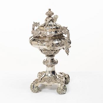 Gustaf Möllenborg, Strösockerskål, silver, Stockholm 1848-1849 samt strösockersked Johan Carlsson, Nyköping 1852.