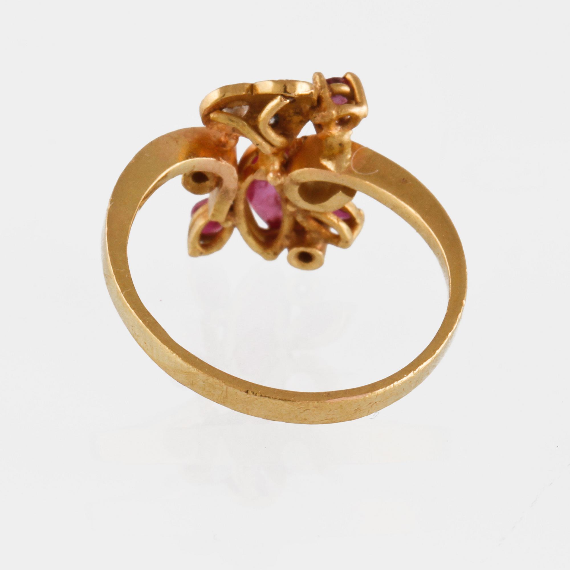 RING, 18K guld med 5 åttkantslipade diamanter samt 4 fasettslipade rubiner, utländska stämplar. Vikt 3,4 gram.