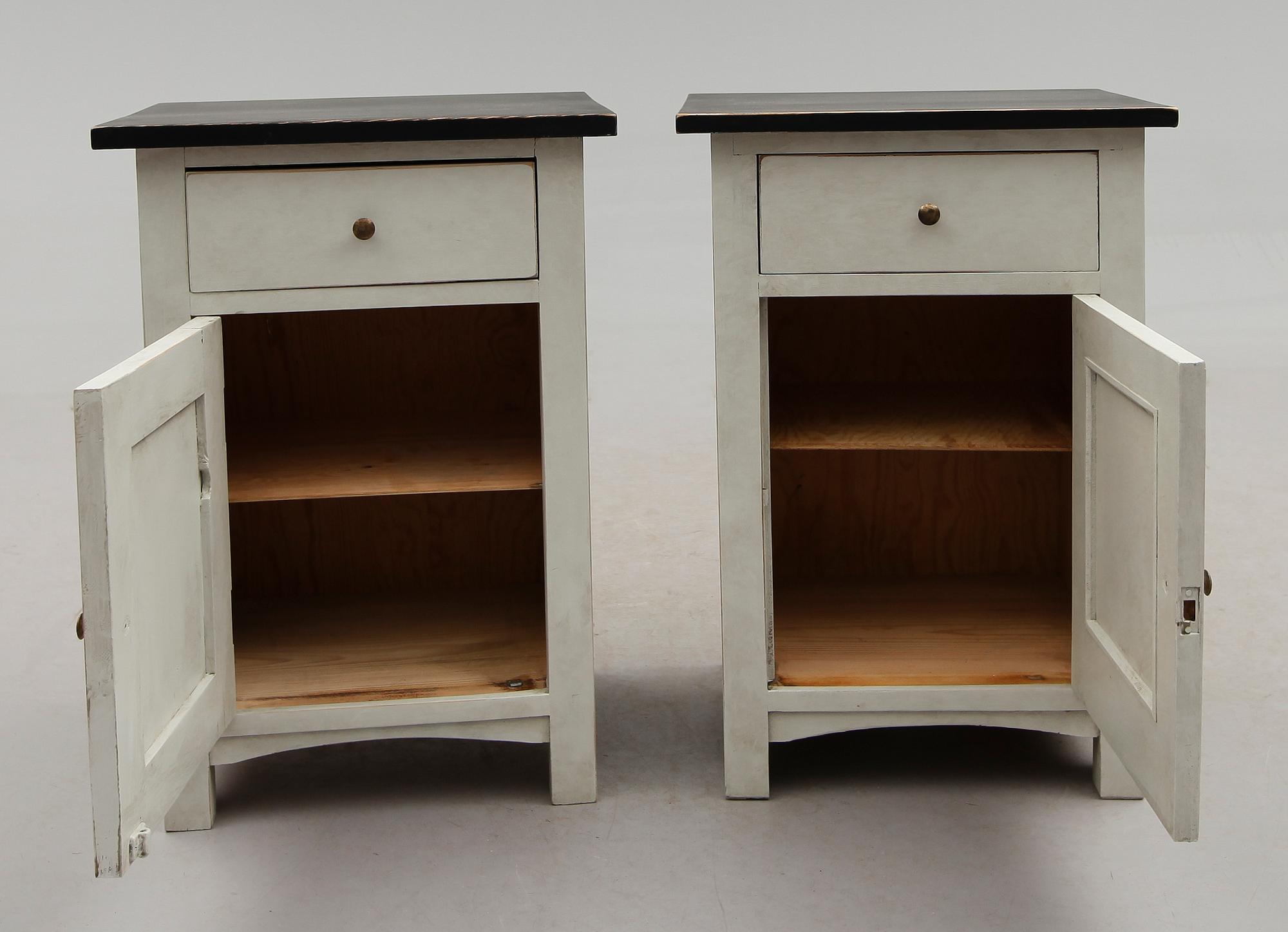 SÄNGBORD, 1 par, 1900-talets första hälft.