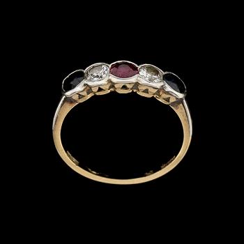 RING, 18k guld med en rubin, 2 blå safirer samt 2 gammalslipade diamanter. Gustav Dahlgren & Co, Malmö. Vikt 2 g.
