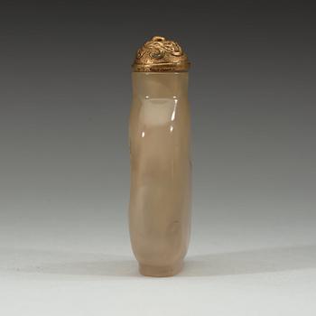 A silhouette chalcedony snuff bottle, Qing dynasty, 19th century.