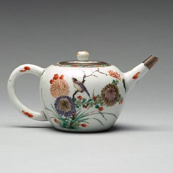 A famille verte teapot with cover, Qing dynasty, Kangxi (1662-1722).