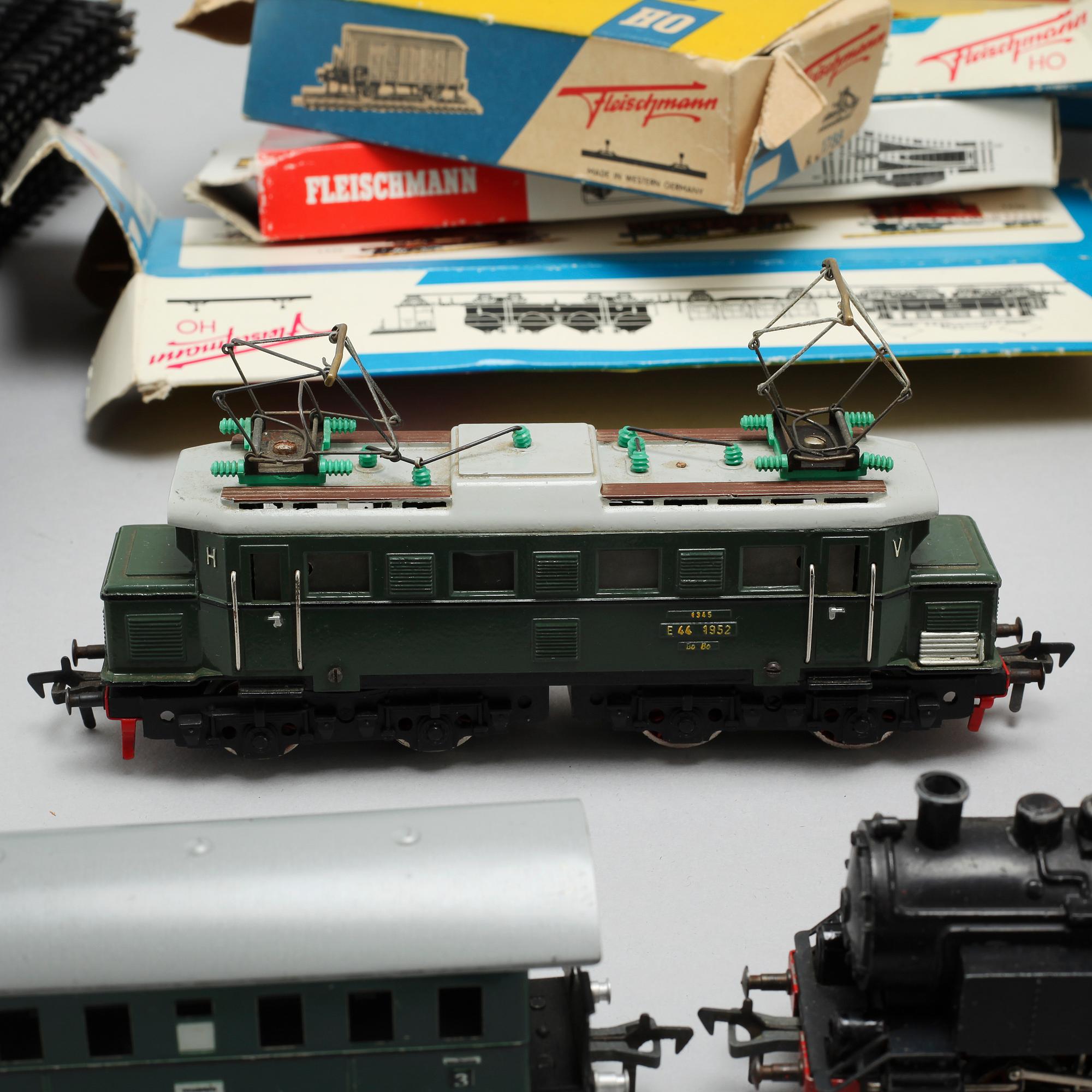 Model trains with rail from Fleishmann, Märkling and Mantua, 20th century.