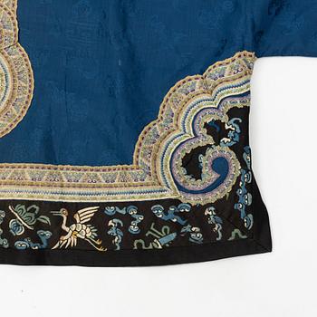 An embroidered Chinse silk jacket, Qing dynasty, late 19th century.