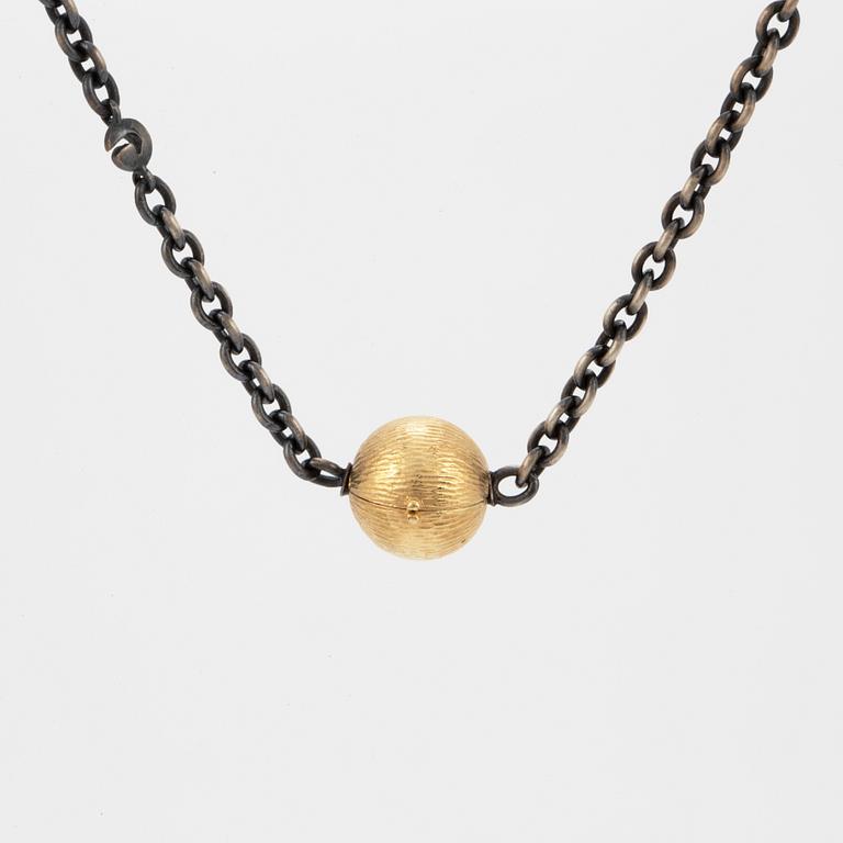 An Ole Lynggaardoxiderat silver necklace, clasp 18K gold. Weight 11,9 gram.