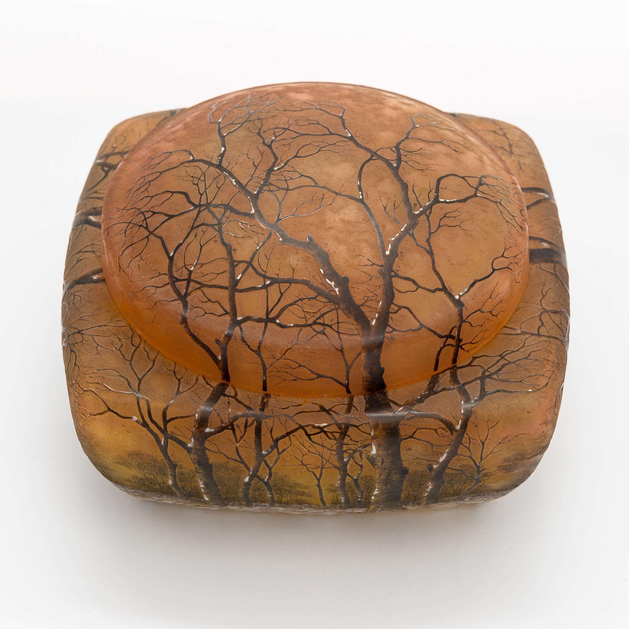 An early 20th-century French glass bonbonnière by Daum Nancy.