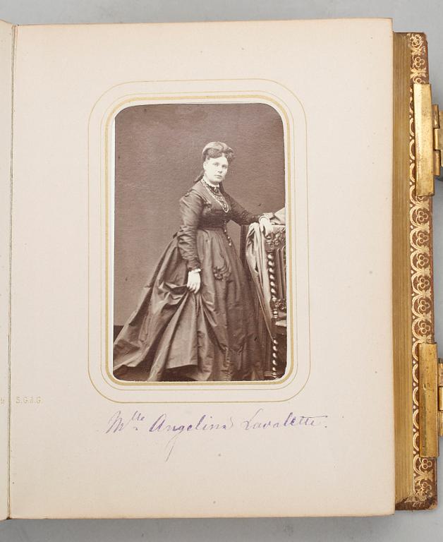 FOTOGRAFIALBUM FRÅN ANDRA KEJSARDÖMET, ca 50 bilder, bla Napoleon III och Christina Nilsson, Frankrike 1868-71.
