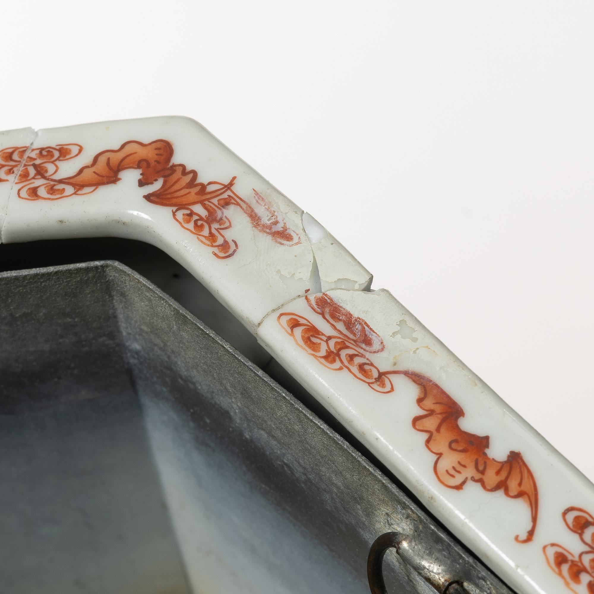 A set of two famille rose jardinieres, Qing dynasty, 19th century.