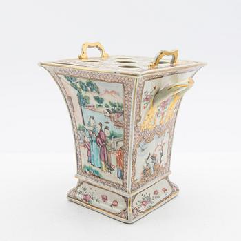 Tulip vase with insert, company porcelain. Qing dynasty, Qianlong (1736-95).