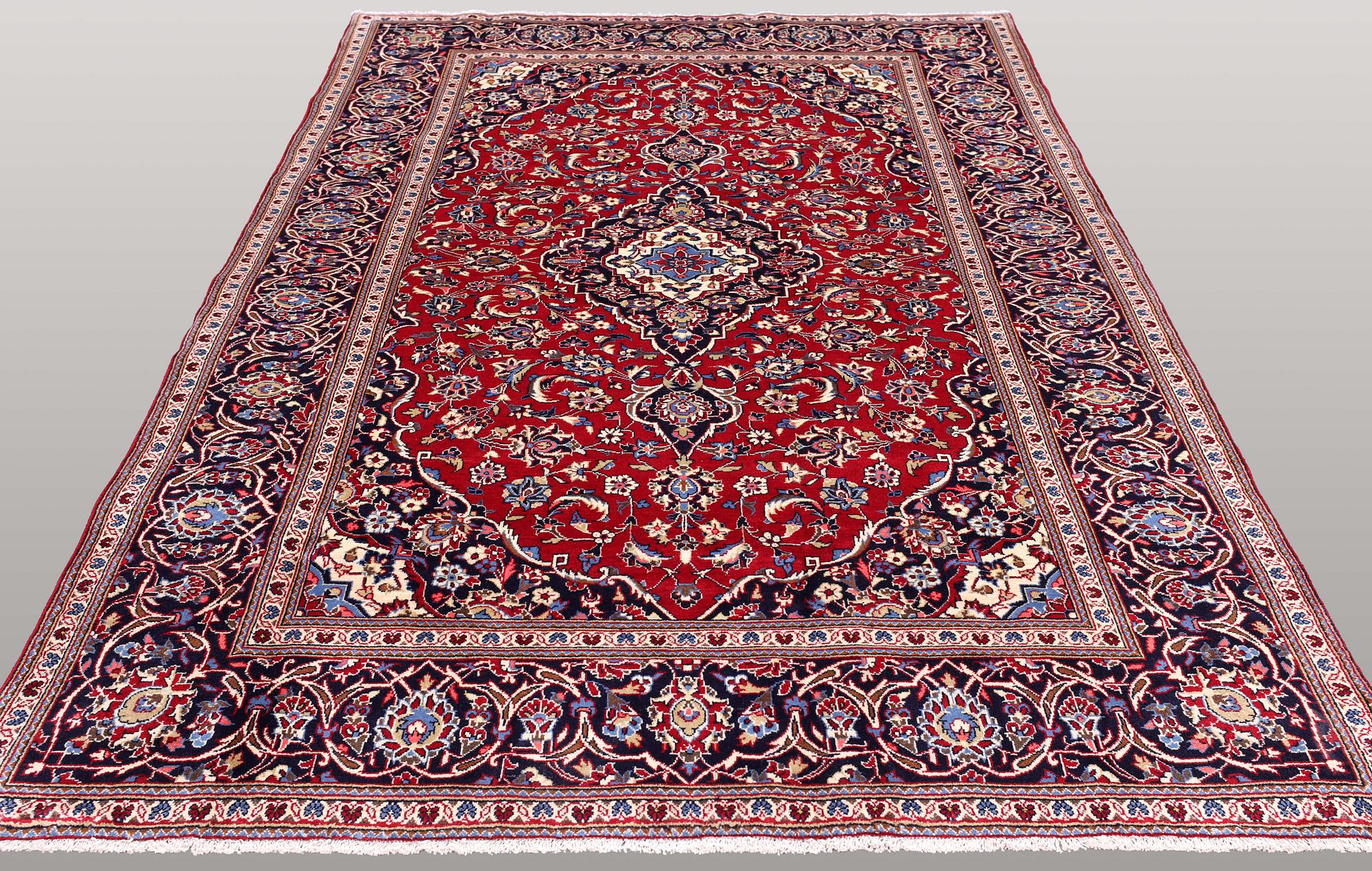 A carpet, Kashan, ca 292 x 196 cm.
