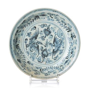 942. A blue and white dish, Annam, 16th/17th century.