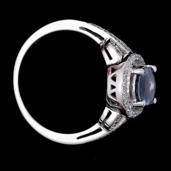 RING, vitguld 14K, med safir ca 1.6 ct och diamanter. Tot ca 3 gram.