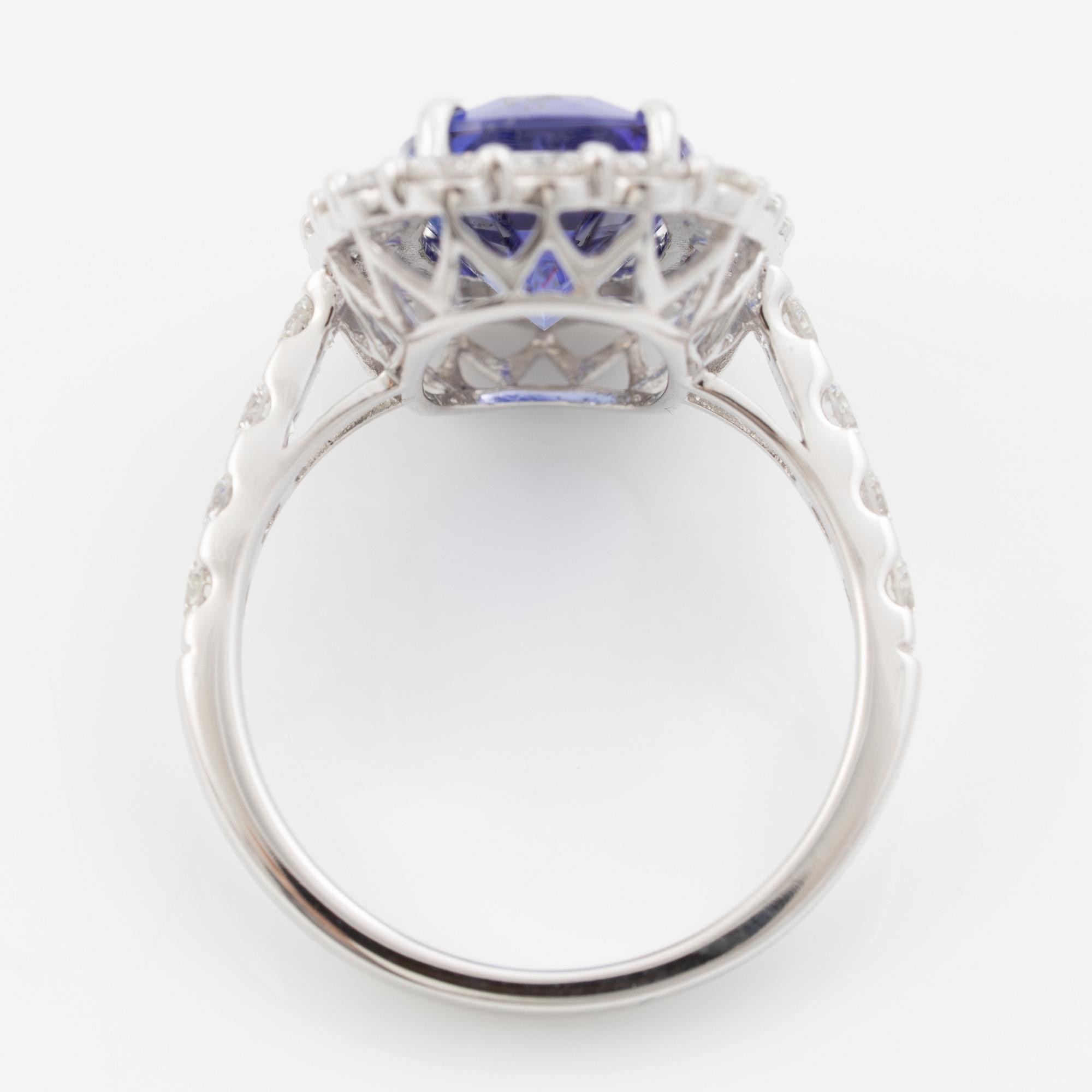 Ring, cocktailring, 18K vitguld med cushionslipad tanzanit och briljantslipade diamanter.