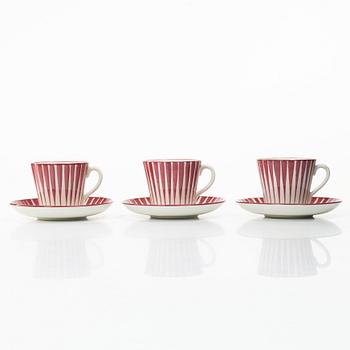Eugen Trost, Kaffekoppar på fat, 3 st, "Röd Zebra", flintgods. Uppsala-Ekeby Gefle.