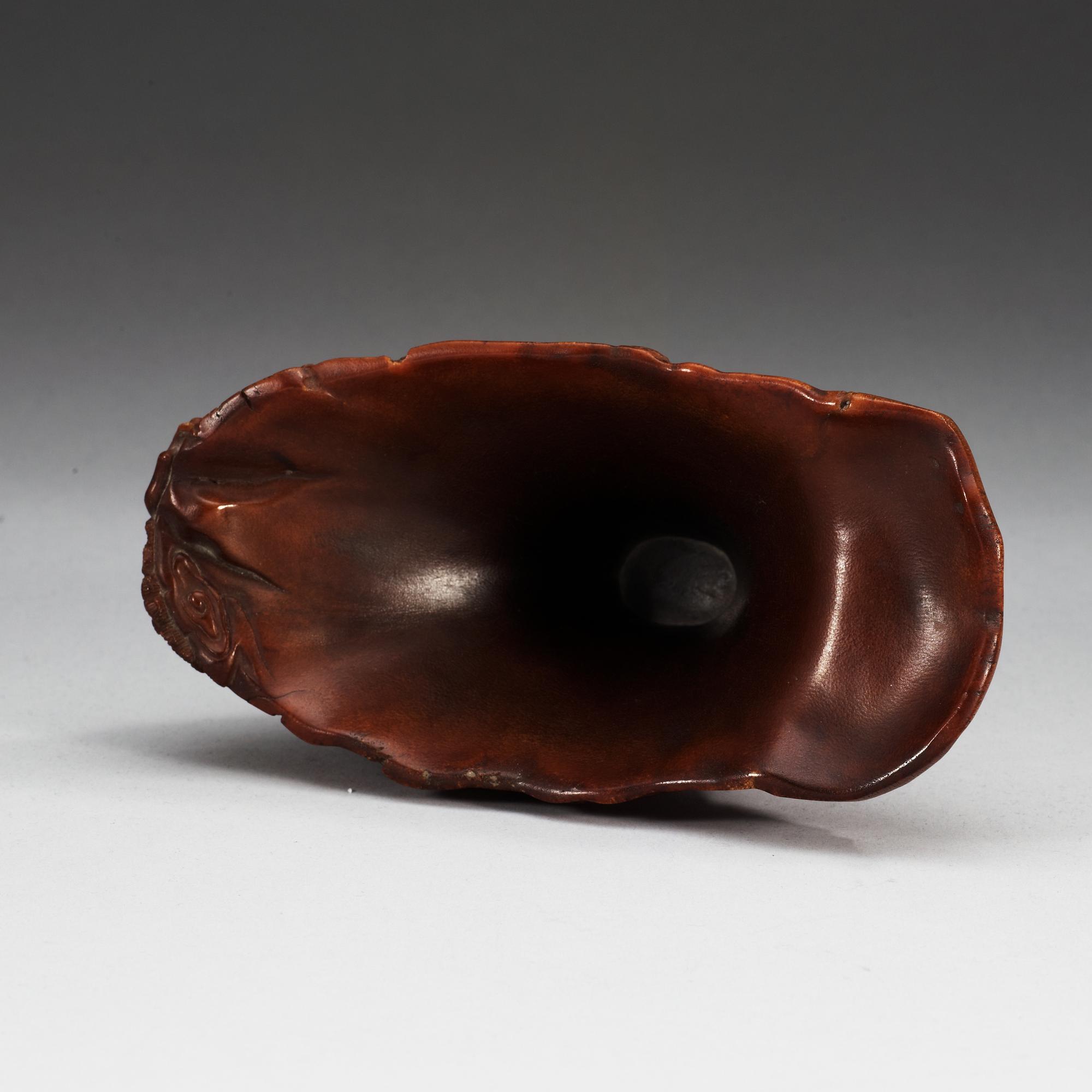 VINOFFERBÄGARE, noshörningshorn. Qing dynastin, Kangxi (1662-1722).