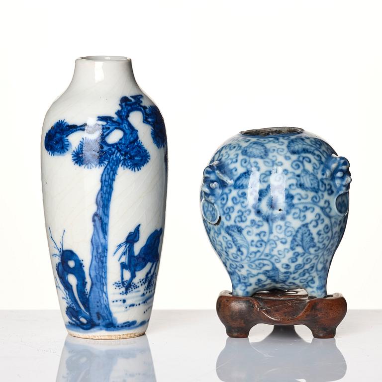 Miniatyrtripod, vas samt tekanna med lock, porslin. Qingdynastin, 17/1800-tal.