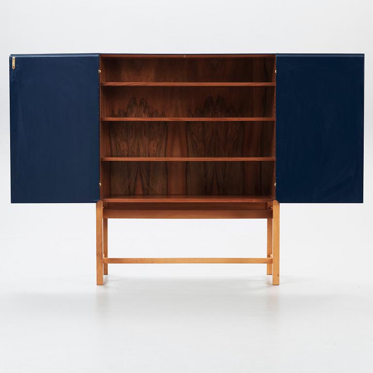 JOSEF FRANK, skåp, "Wellpapp", Firma Svenskt Tenn, modell 2192.