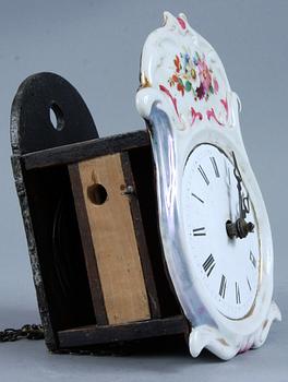 VÄGGUR sk Schwarzwaldur, porslin och trä, 1800/1900-tal.
