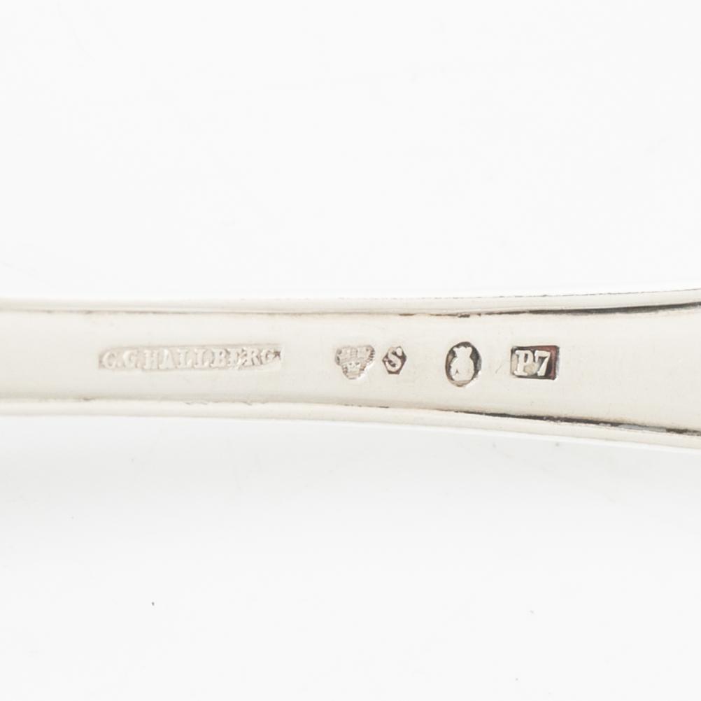 Firma Carl Fredrik Carlman, sockerskål med lock samt strösked, silver, Stockholm 1919.