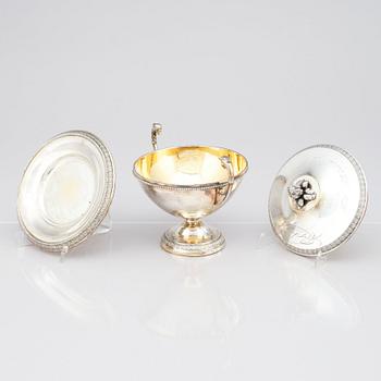 Karl Anderson, skål med lock, på fat, silver, Stockholm 1911. Gåva från Drottning Sofia.