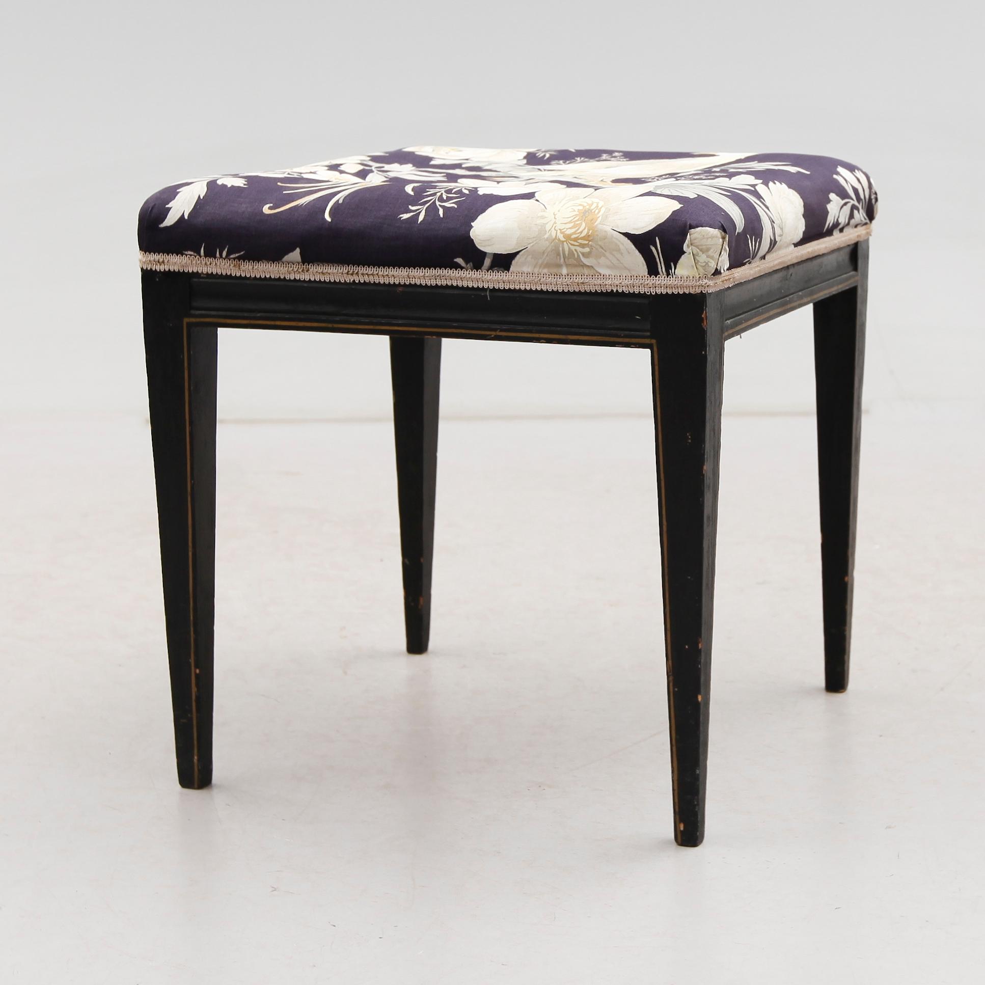 TABURETT, gustaviansk stil, omkring år 1900.