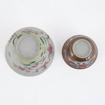 Skålar, 2 st, porslin, kompaniporslin, Kina, Qingdynastin, Qianlong (1736-95) samt bojan, Kina, 1900-talets början.