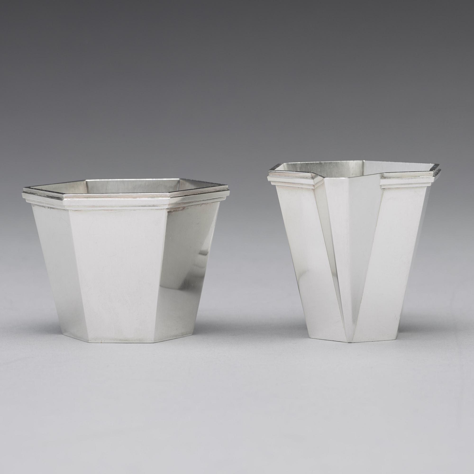 Wiwen Nilsson, sockerskål, gräddkanna och tång på bricka, Lund 1964-69, sterling.