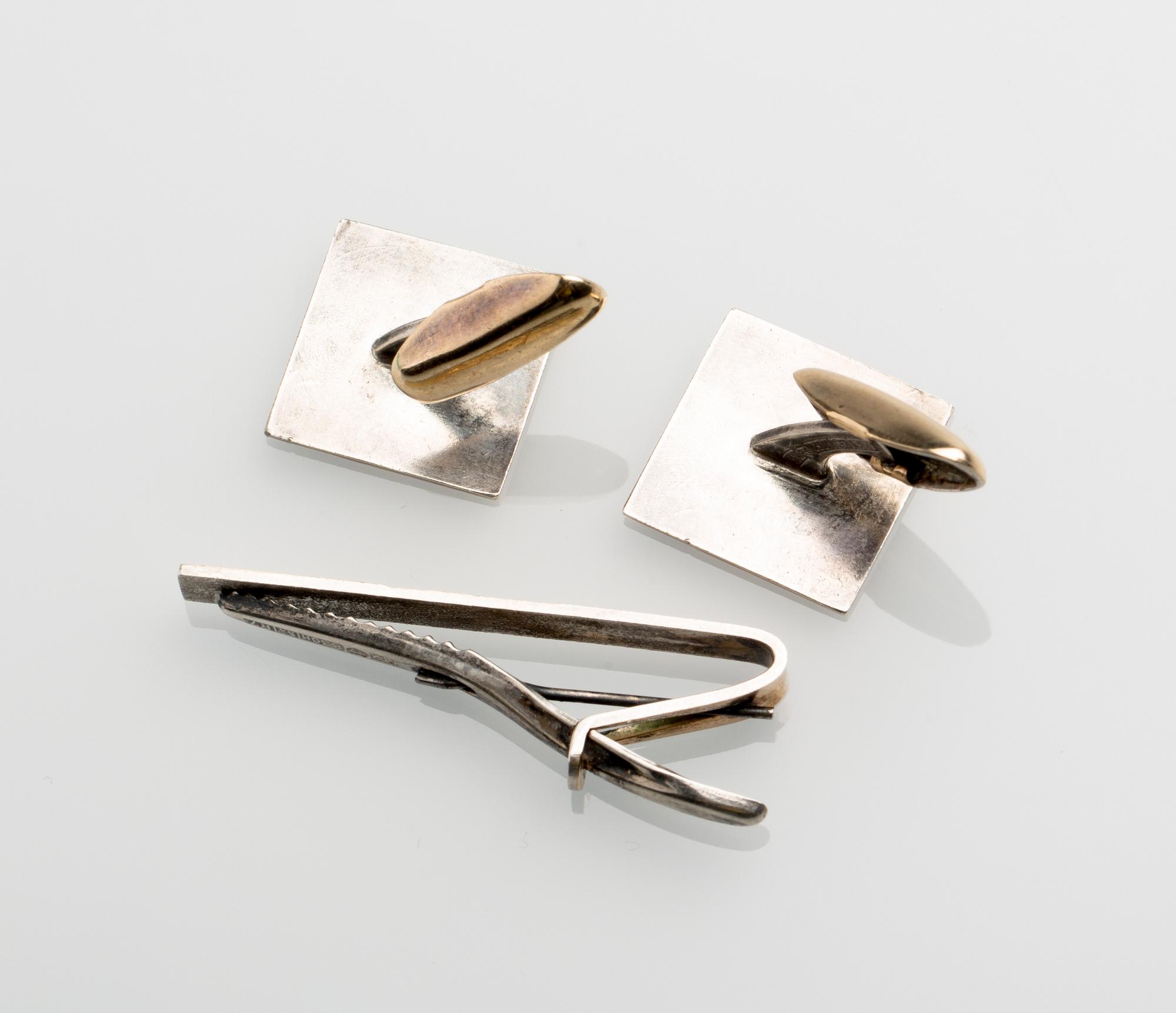 MANSCHETTKNAPPAR samt SLIPSNÅL, silver, Martti Viikinniemi, Heinola, Finland, 1971. Vikt ca 14 g.