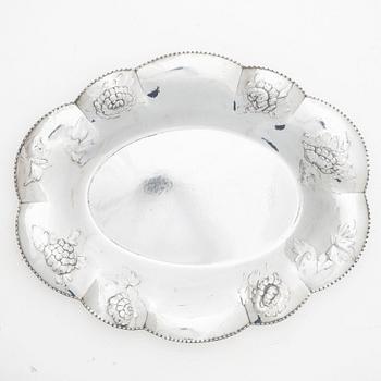Tray/large dish, silver, Swedish import mark Sam Pettersson, Norrköping 1919.