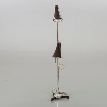 A 1970'S FLOOR LAMP.