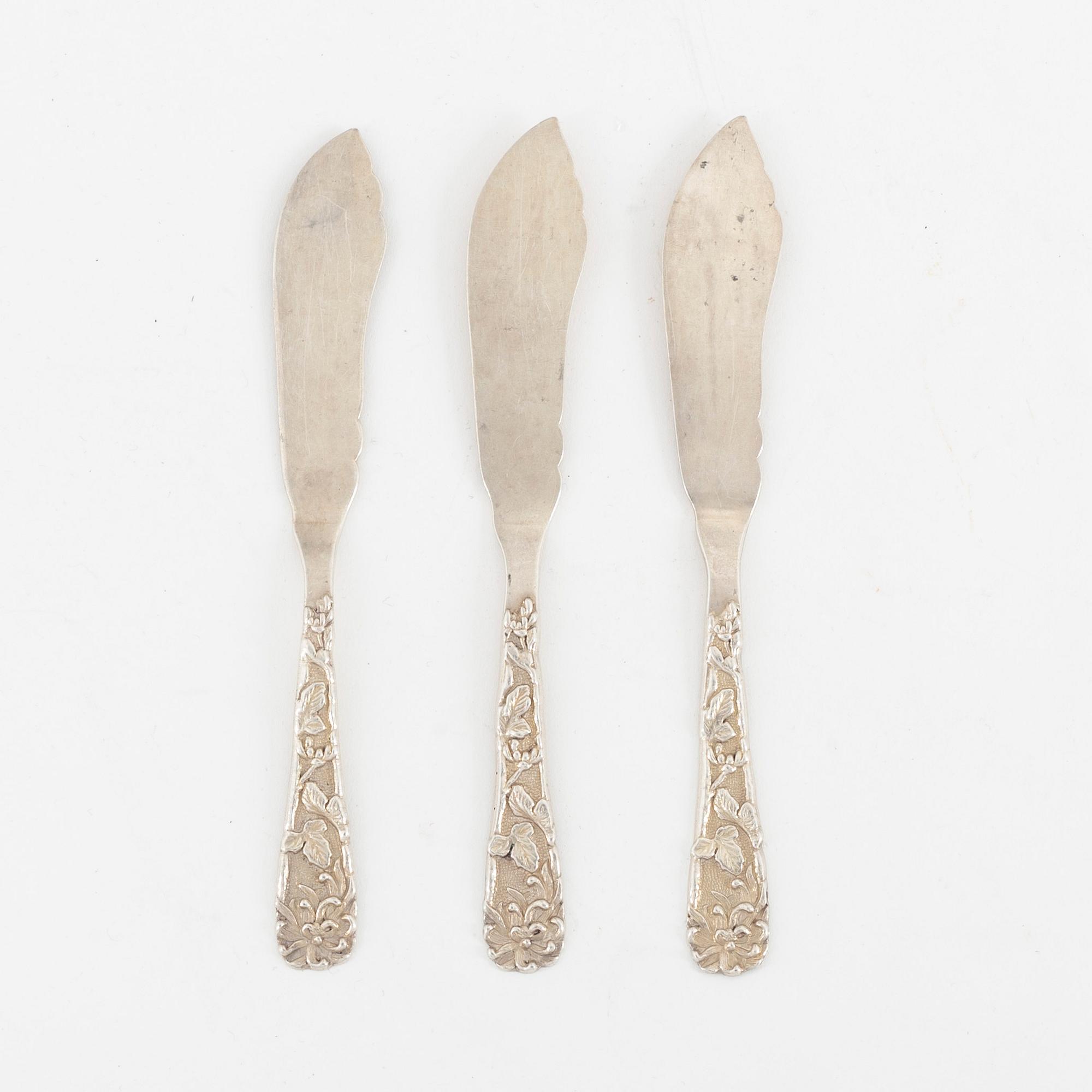 A set of three Japanese silver knifves, early 20th Century.