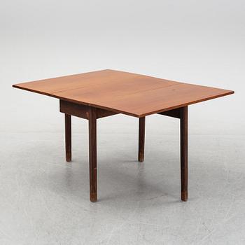 A mahogany gate-legged table, England, around the year 1800.
