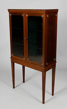 VITRINSKÅP, gustaviansk stil, 1900-talets mitt.