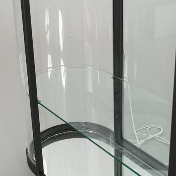 VITRINSKÅP / BUTIKSSKÅP. Glas, plexiglas och spegelglas. Sekelskiftetet 2000.